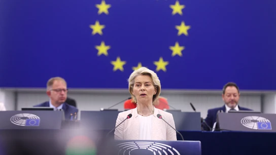 Ursula von der Leyen se dirige a los legisladores antes de una votación para elegir al próximo presidente de la Comisión Europea, en el Parlamento Europeo en Estrasburgo, Francia, el 18 de julio de 2024. Ursula von der Leyen se dirige a los legisladores antes de una votación para elegir al próximo presidente de la Comisión Europea, en el Parlamento Europeo en Estrasburgo, Francia, el 18 de julio de 2024.