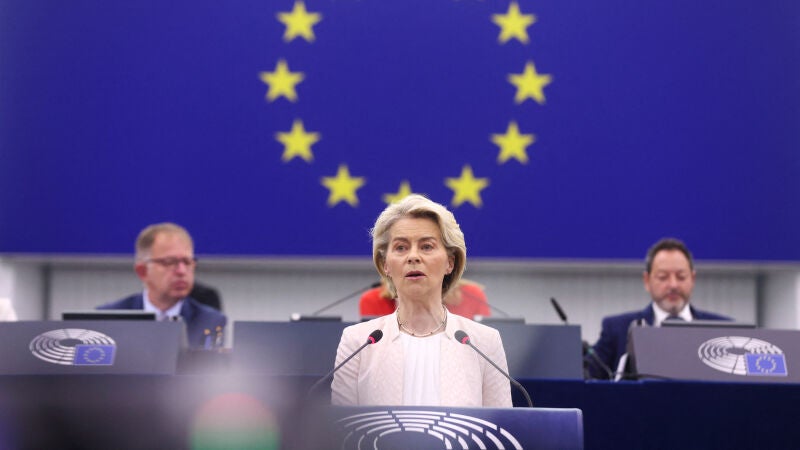 Ursula von der Leyen se dirige a los legisladores antes de una votación para elegir al próximo presidente de la Comisión Europea, en el Parlamento Europeo en Estrasburgo, Francia, el 18 de julio de 2024.