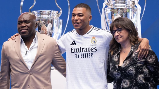 Mbappé junto a sus padres Mbappé junto a sus padres