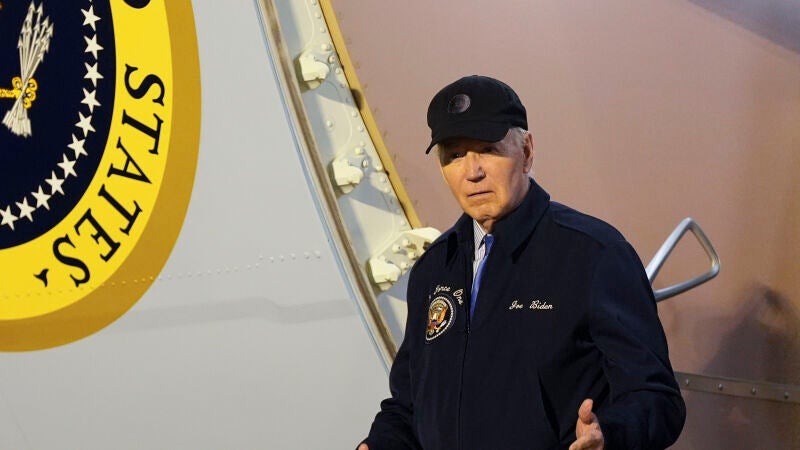 El presidente de Estados Unidos, Joe Biden, baja del Air Force One en Delaware tras dar positivo en COVID-19
