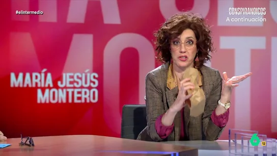 Una estresada 'María Jesús Montero' valora la aprobación de la reforma fiscal "Ha ganado la responsabilidad y no la crispación", comenta 'María Jesús Montero' en esta imitación de Cristina Gallego donde, estresada tras la agónica negociación de la reforma fiscal, termina de los nervios al pensar en los Presupuestos.