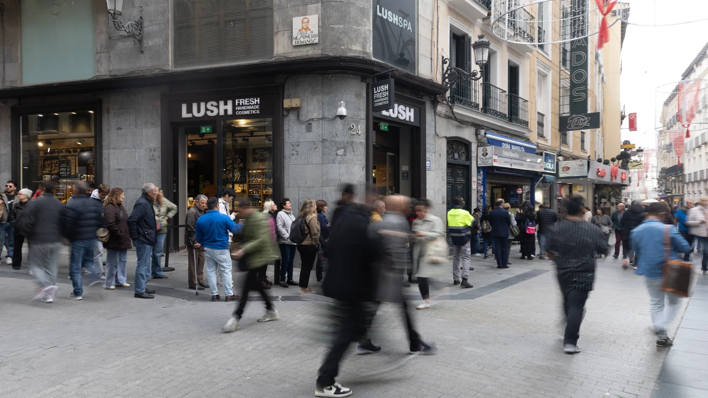 Varias personas hacen cola en la administración de Lotería de Doña Manolita, a 12 de octubre de 2024, en Madrid (España). Varias personas hacen cola en la administración de Lotería de Doña Manolita, a 12 de octubre de 2024, en Madrid (España).