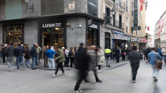 Varias personas hacen cola en la istración de Lotería de Doña Manolita, a 12 de octubre de 2024, en Madrid (España). Varias personas hacen cola en la istración de Lotería de Doña Manolita, a 12 de octubre de 2024, en Madrid (España).