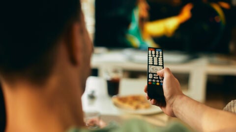 Un hombre viendo la televisión. 