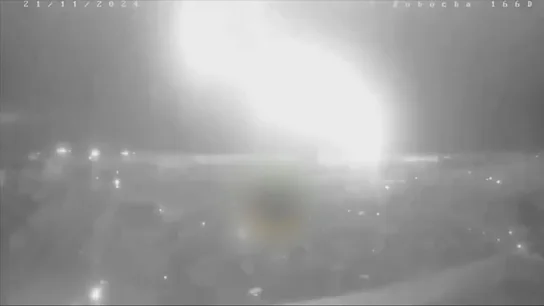Momento del misil aerobalístico ruso impactando en Dnipró Momento del misil aerobalístico ruso impactando en Dnipró