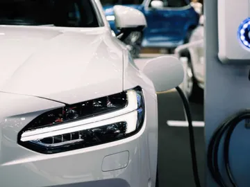 Coche eléctrico cargando Coche eléctrico cargando