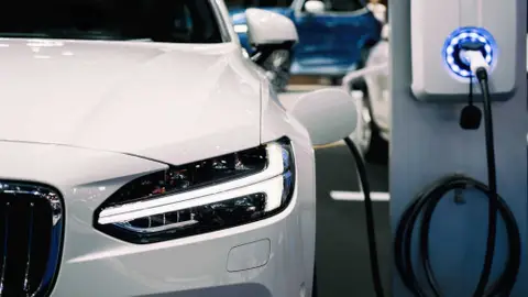 Coche eléctrico cargando Coche eléctrico cargando