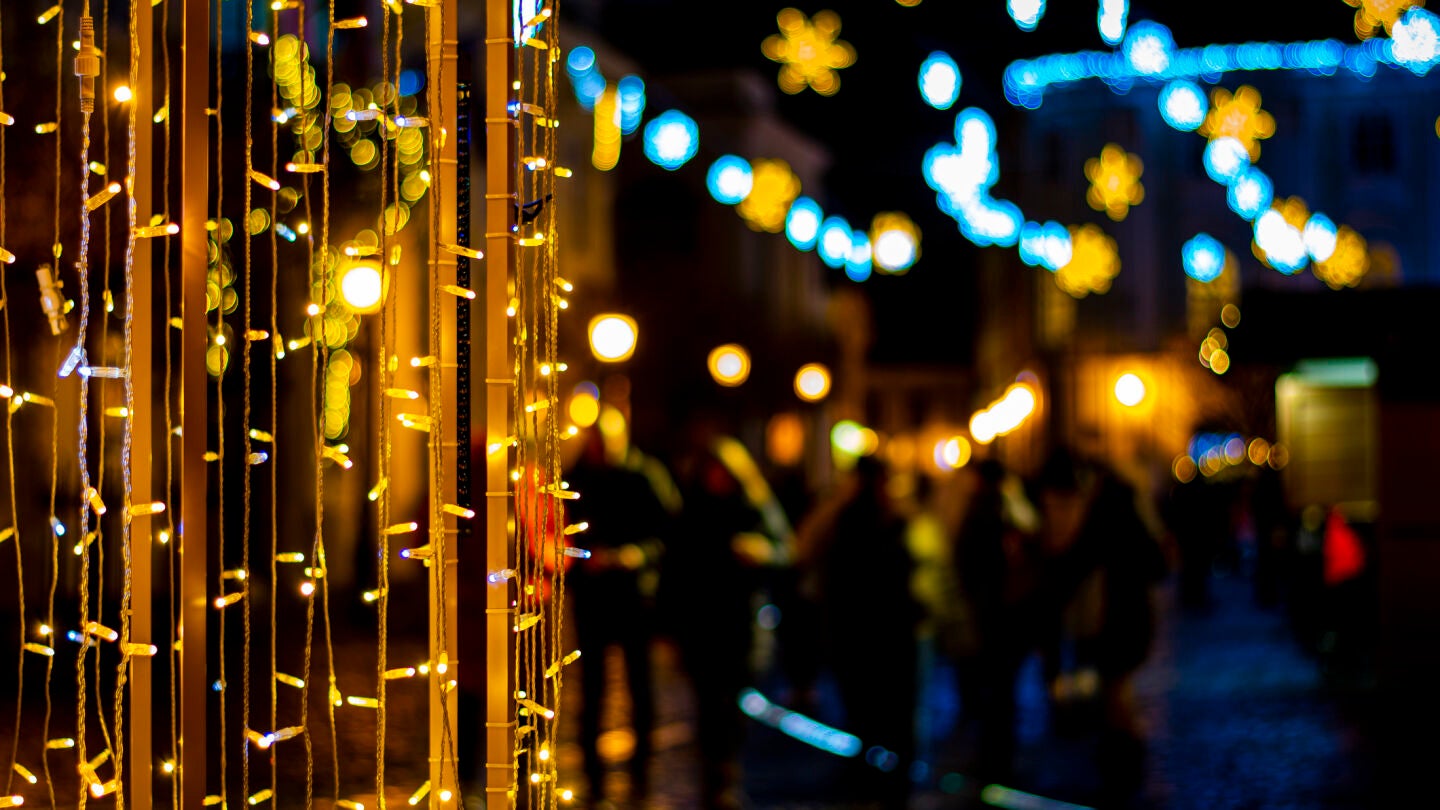 Luces de Navidad en un pueblo