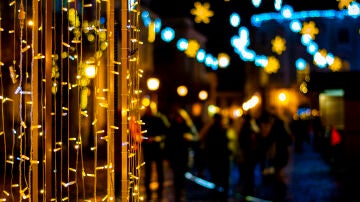 Luces de Navidad en un pueblo