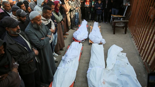 Palestinos lloran a sus seres queridos muertos en ataques israelíes en Khan Younis, en el sur de la Franja de Gaza. Palestinos lloran a sus seres queridos muertos en ataques israelíes en Khan Younis, en el sur de la Franja de Gaza.