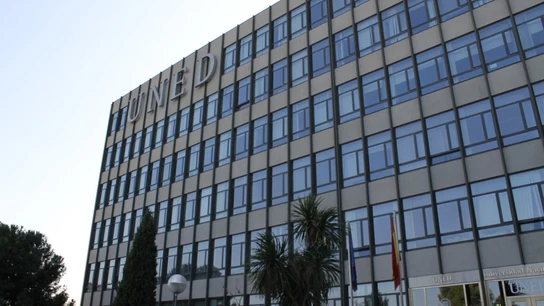 Oposiciones para auxiliares administrativos en la UNED: requisitos, fechas y exámenes Fachada de la UNED en Madrid