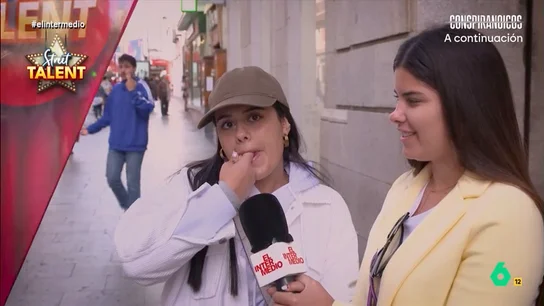 Las 'exhibición' de dos chicas hablando silbo gomero: así se dice "un saludo a El Intermedio" Performance con la lengua, dibujos, cantantes, potentes eructos y hasta el silbo gomero se dan cita en esta nueva edición del 'Street Talent' de El Intermedio donde los españoles muestran sus talentos ocultos.
