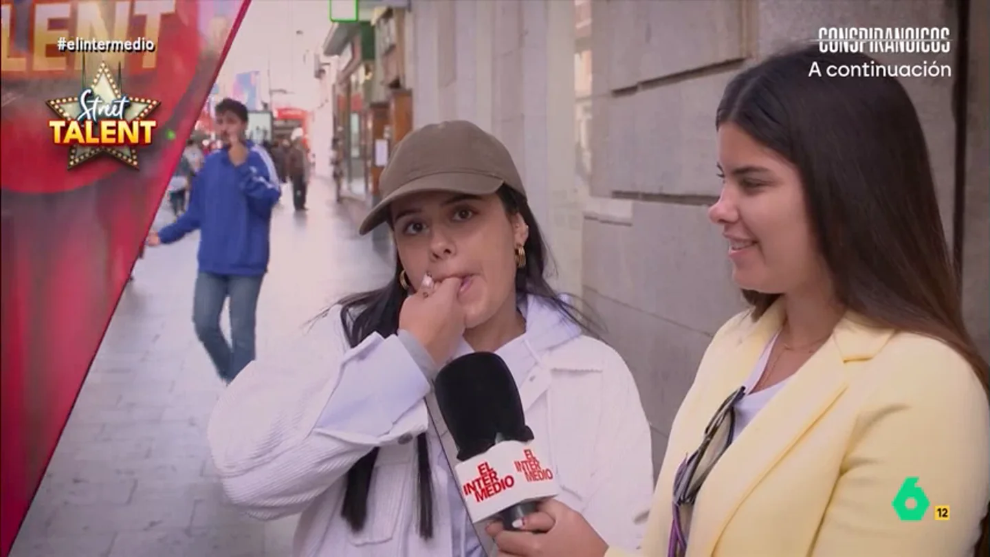 Las 'exhibición' de dos chicas hablando silbo gomero: así se dice "un saludo a El Intermedio" Performance con la lengua, dibujos, cantantes, potentes eructos y hasta el silbo gomero se dan cita en esta nueva edición del 'Street Talent' de El Intermedio donde los españoles muestran sus talentos ocultos.
