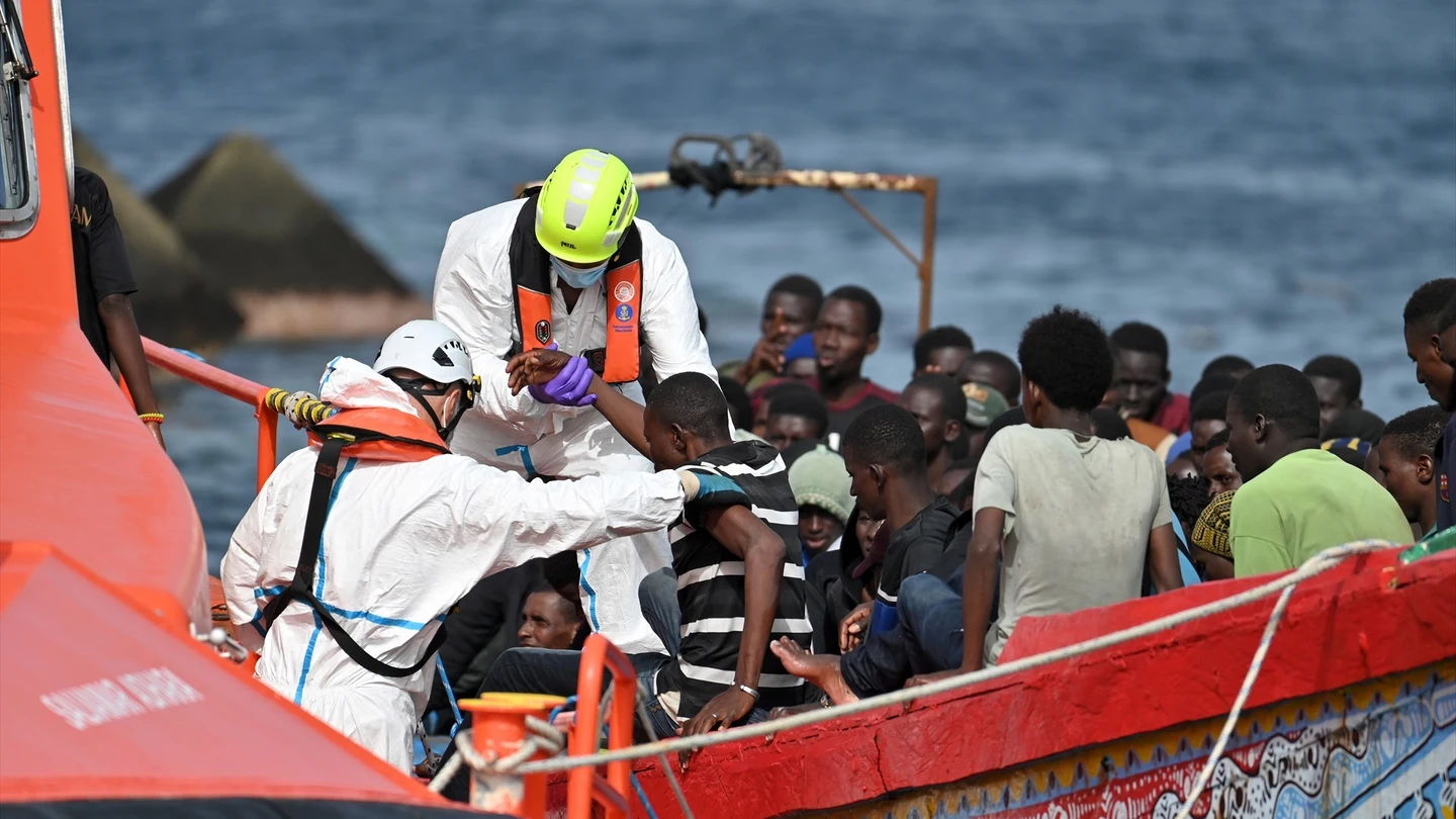 Trabajadores ayudan a los 116 migrantes que llegan en patera al puerto de La Restinga. Trabajadores ayudan a los 116 migrantes que llegan en patera al puerto de La Restinga.
