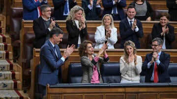 El presidente del Gobierno, Pedro Sánchez, las vicepresidentas María Jesús Montero y Yolanda Díaz,así como el ministro de Presidencia, Félix Bolaños celebran haber sacado adelante la reforma fiscal. 