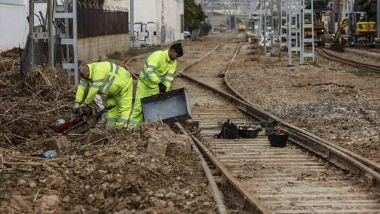 Operarios de Renfe realizan labores de limpieza y reconstrucción en Algamesí, Valencia. Operarios de Renfe realizan labores de limpieza y reconstrucción en Algamesí, Valencia.