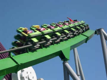 Montaña rusa en un parque de atracciones