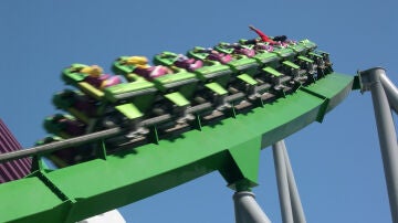 Montaña rusa en un parque de atracciones