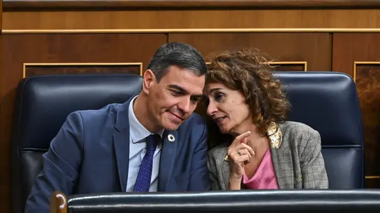 Sánchez y la vicepresidenta primera, María Jesús Montero, en el pleno Sánchez y la vicepresidenta primera, María Jesús Montero, en el pleno