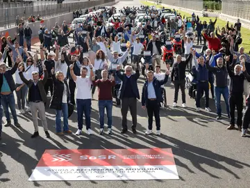 La iniciativa Solidaridad Sobre Ruedas, puesta en marcha por un grupo de empresarios valencianos, a la que se han sumado las principales figuras españolas del mundo del motor, y que ha logrado reunir más de 350 vehículos, La iniciativa Solidaridad Sobre Ruedas, puesta en marcha por un grupo de empresarios valencianos, a la que se han sumado las principales figuras españolas del mundo del motor, y que ha logrado reunir más de 350 vehículos,