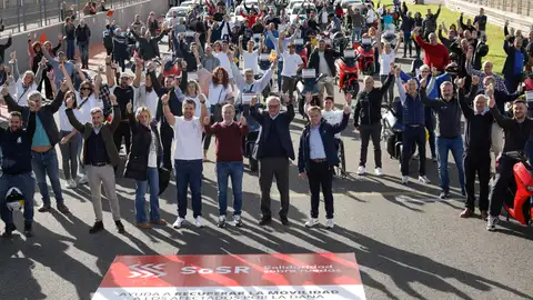 La iniciativa Solidaridad Sobre Ruedas, puesta en marcha por un grupo de empresarios valencianos, a la que se han sumado las principales figuras españolas del mundo del motor, y que ha logrado reunir más de 350 vehículos, La iniciativa Solidaridad Sobre Ruedas, puesta en marcha por un grupo de empresarios valencianos, a la que se han sumado las principales figuras españolas del mundo del motor, y que ha logrado reunir más de 350 vehículos,