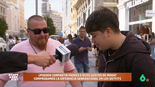 Un chico critica los zapatos que lleva puestos su padre: "Para un señor de su edad está bien" ¿Hay muchas diferencias en el estilo de padres e hijos? Zapeando ha salido a la calle para conocer qué opinan los jóvenes sobre los looks de sus padres y viceversa. No te pierdas sus respuestas en el vídeo principal.