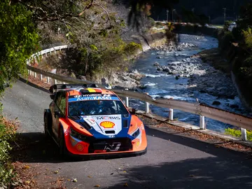 Thierry Neuville sufre una pesadilla en el primer día del Rally de Japón Thierry Neuville sufre una pesadilla en el primer día del Rally de Japón