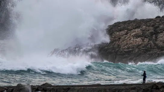 Un hombre pesca en la localidad cántabra de Suances. Un hombre pesca en la localidad cántabra de Suances.