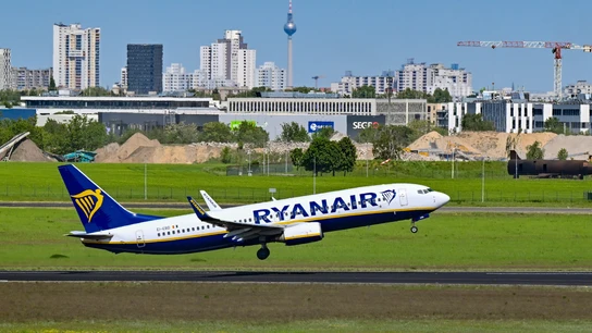 Imagen de archivo de un avión de Ryanair despegando Imagen de archivo de un avión de Ryanair despegando