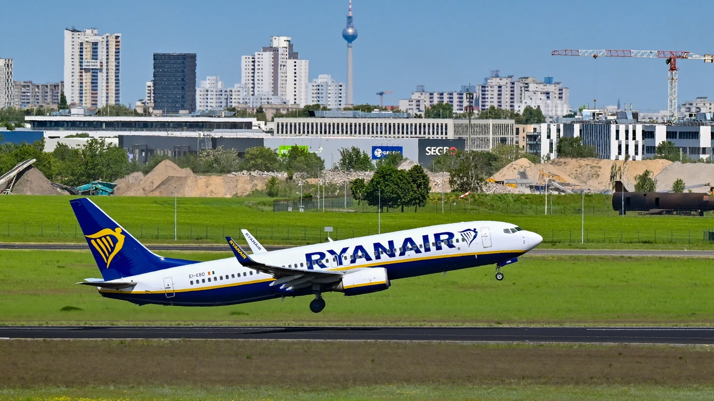 Imagen de archivo de un avión de Ryanair despegando Imagen de archivo de un avión de Ryanair despegando