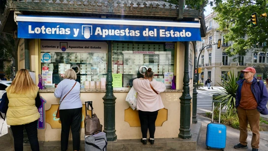 Varias personas hacen cola para adquirir sus décimos de Lotería en las administraciones de la capital. Varias personas hacen cola para adquirir sus décimos de Lotería en las administraciones de la capital.