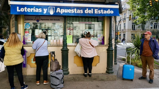 Varias personas hacen cola para adquirir los últimos décimos de la Lotería de Navidad en las administraciones de la capital. Varias personas hacen cola para adquirir los últimos décimos de la Lotería de Navidad en las administraciones de la capital.