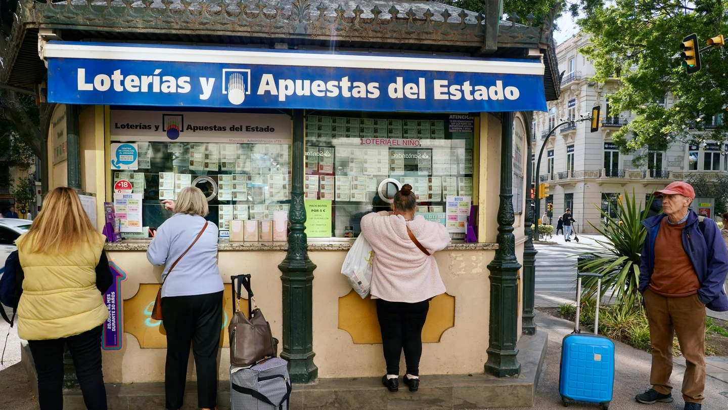 Varias personas hacen cola para adquirir sus décimos de Lotería en las administraciones de la capital. Varias personas hacen cola para adquirir sus décimos de Lotería en las administraciones de la capital.