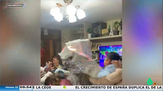 La pelea de una familia por conseguir los regalos de una piñata desata la risa en el plató de Aruser@s La pelea de una familia por conseguir los regalos de una piñata desata la risa en el plató de Aruser@s