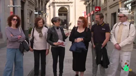 El 'consejo' de una propietaria a un joven que se queja del precio de los alquileres: "Puedes dormir en casa de tus padres" La situación del mercado del alquiler genera un arduo debate entre los transeúntes que son preguntados por Thais Villas. Enfrenta a aquellos que consideran que se debe regular el alquiler contra los que están a favor del libre mercado.