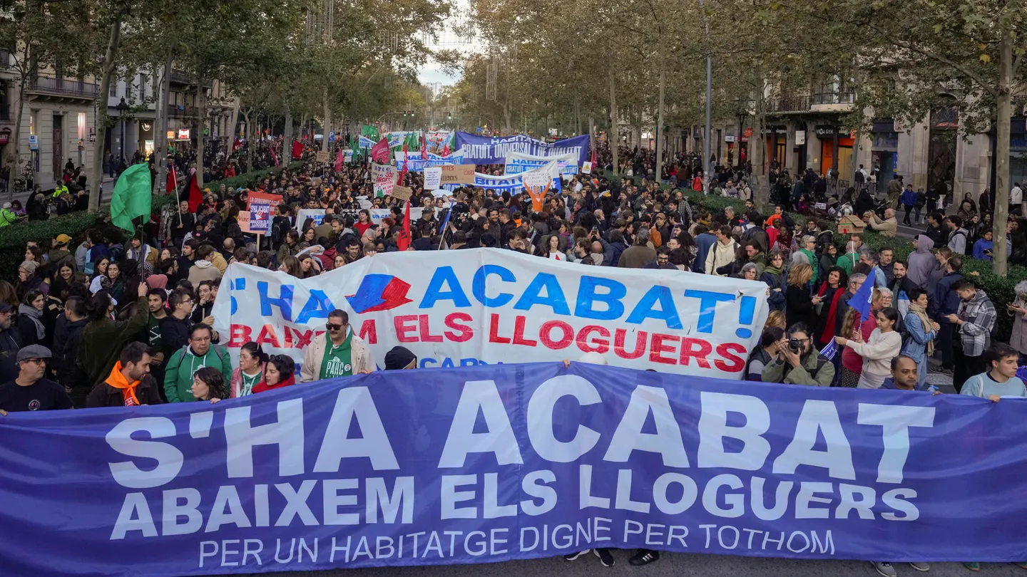 Miles de personas piden en Barcelona una bajada de los alquileres Miles de personas piden en Barcelona una bajada de los alquileres