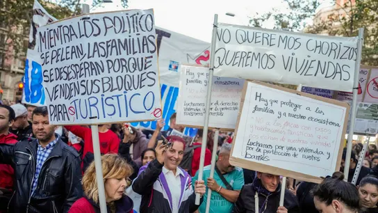 Miles de personas se manifiestan en Barcelona contra los altos precios del alquiler. Miles de personas se manifiestan en Barcelona contra los altos precios del alquiler.
