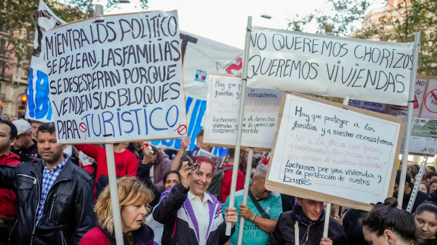 Miles de personas se manifiestan en Barcelona contra los altos precios del alquiler. Miles de personas se manifiestan en Barcelona contra los altos precios del alquiler.