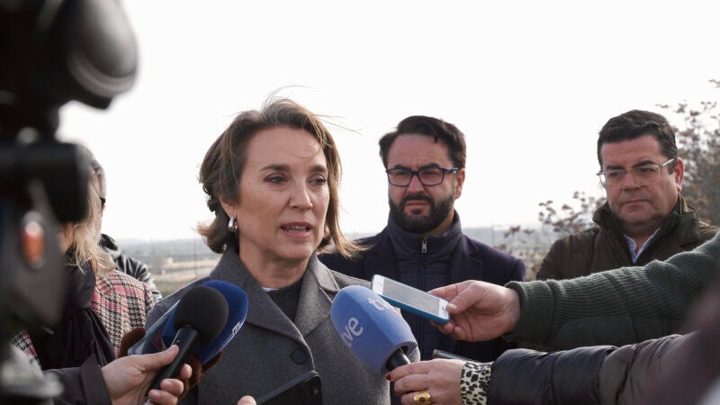 La secretaria general del PP, Cuca Gamarra, ofrece declaraciones a los medios de comunicación acompañada por la alcaldesa de Calahorra, Mónica Arceiz., este domingo en la localidad riojana de Calahorra. 