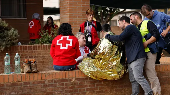 La Cruz Roja asiste a una persona en el exterior del colegio Lluís Vives de Massanassa (Valencia) La Cruz Roja asiste a una persona en el exterior del colegio Lluís Vives de Massanassa (Valencia)