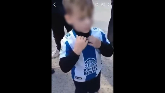 Obligan a un niño de cinco años a quitarse la camiseta del Espanyol en Montilivi Obligan a un niño de cinco años a quitarse la camiseta del Espanyol en Montilivi