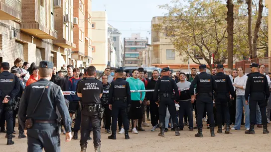 Cordón policial frente al colegio Lluís Vives de Massanassa (Valencia) Cordón policial frente al colegio Lluís Vives de Massanassa (Valencia)