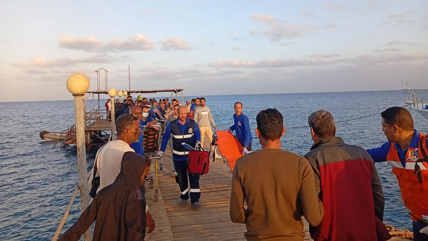 Rescatados cinco españoles del naufragio de un barco con turistas en el mar Rojo frente a Egipto Puesto médico egipcio donde se espera la llegada de más supervivientes del naufragio