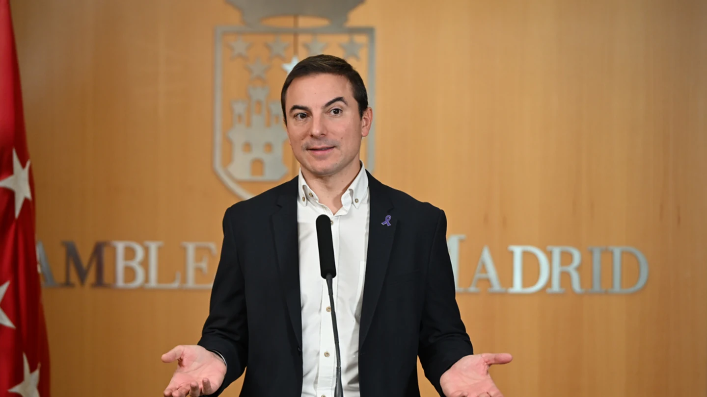 El portavoz del PSOE-M Juan Lobato comparece ante la prensa en el marco del pleno de la Asamblea de Madrid celebrado este jueves. El portavoz del PSOE-M Juan Lobato comparece ante la prensa en el marco del pleno de la Asamblea de Madrid celebrado este jueves.
