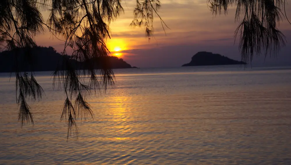Atardecer en la provincia de Trat, en Tailandia Atardecer en la provincia de Trat, en Tailandia