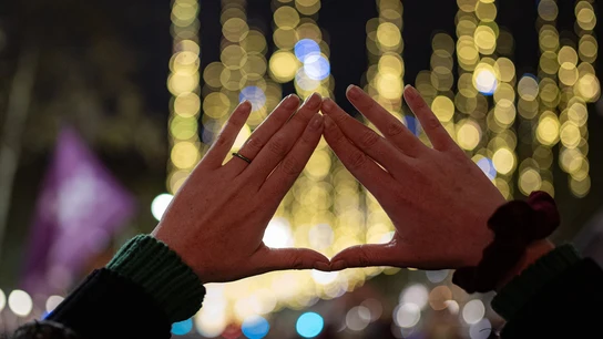 Unas manos forman un triángulo (símbolo feminista), durante una manifestación por el 25N el pasado año. Unas manos forman un triángulo (símbolo feminista), durante una manifestación por el 25N el pasado año.