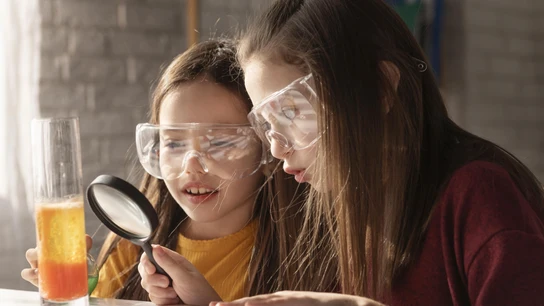 Dos niñas haciendo un experimento. Dos niñas haciendo un experimento.