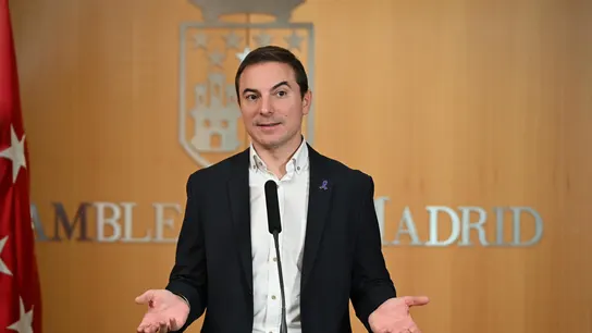 El portavoz del PSOE-M Juan Lobato comparece ante la prensa en el marco del pleno de la Asamblea de Madrid celebrado este jueves. El portavoz del PSOE-M Juan Lobato comparece ante la prensa en el marco del pleno de la Asamblea de Madrid celebrado este jueves.