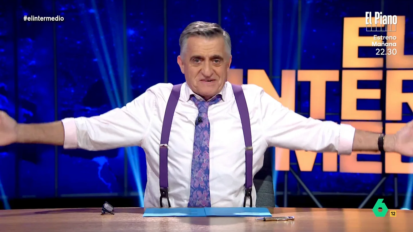 Wyoming, tras la última 'ocurrencia' de Rubén Gisbert: "¿Quién no quiere tener una camiseta de un caradura 'random'?" El 'influencer' ha lanzados unas camisetas con una ilustración en la que se le ve arrodillado en el barro. Además, también incluye la frase 'el pueblo salva al pueblo'. Según cuenta, lo recaudado irá para los afectados por la DANA.