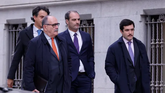 César Moreno (c), uno de los tres socios del comisionista Víctor de Aldama, llega a la Audiencia Nacional este lunes para declarar ante el juez que investiga el caso Koldo. César Moreno (c), uno de los tres socios del comisionista Víctor de Aldama, llega a la Audiencia Nacional este lunes para declarar ante el juez que investiga el caso Koldo.